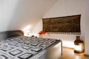 维斯马莱茵哈德酒店的卧室配有一张床,墙上挂有绘画作品