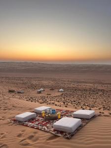 BadīyahSafari Infinity Camp的沙漠中的四床