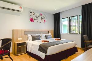 邦咯邦咯沙滩度假村的一间卧室配有一张床、一张书桌和窗户。