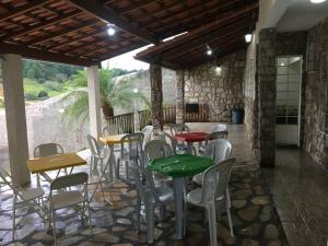 尤西德福拉Casa para temporada e hospedagem的石头建筑中带桌椅的庭院