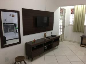 尤西德福拉Casa para temporada e hospedagem的客厅的墙上配有电视