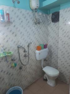 布莱尔港Roxel Inn的带淋浴和卫生间的浴室。