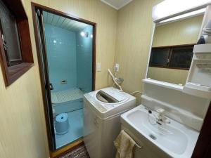 丰中AnNam Stay TOYONAKA的一间带水槽、卫生间和镜子的浴室
