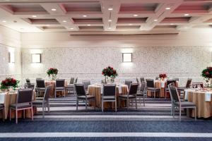华盛顿Hilton Washington DC Capitol Hill的一个带桌椅的大型宴会厅