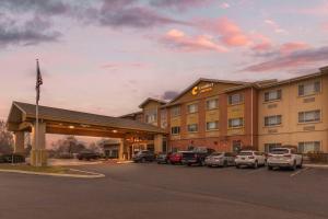 默里迪恩Comfort Suites Boise West Meridian的停车场内有车辆的旅馆