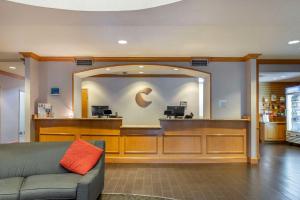 默里迪恩Comfort Suites Boise West Meridian的大堂设有带沙发和镜子的等候区