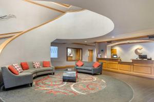 默里迪恩Comfort Suites Boise West Meridian的大堂设有两张沙发和一间等候室