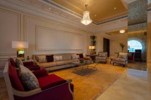 吉达The Hotel Galleria Jeddah, Curio Collection by Hilton的带沙发和椅子的大客厅