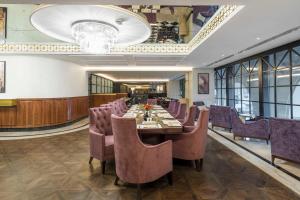 吉达The Hotel Galleria Jeddah, Curio Collection by Hilton的一间带长桌和椅子的用餐室