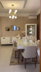 莫纳斯提尔Modern Apartment High Standards的一间配备有白色桌椅的用餐室