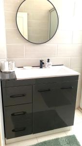 莫纳斯提尔Modern Apartment High Standards的一间带水槽和镜子的浴室