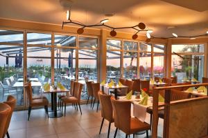 瓦尔内明德威尔赫姆索赫酒店的餐厅设有桌椅和窗户。