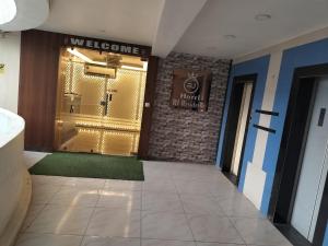 艾哈迈达巴德HOTEL RJ RESIDENCY的大厅,大楼内有一个欢迎门