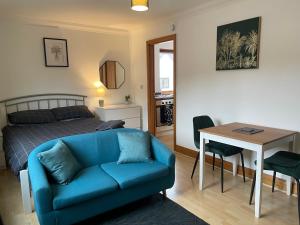 诺里奇Lovely Studio Apartment in the Center of Norwich的带沙发、床和桌子的客厅