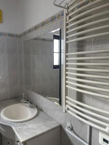 CavaleiroLUZ E SAL by Stay in Alentejo的一间带水槽和镜子的浴室