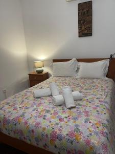 CavaleiroLUZ E SAL by Stay in Alentejo的一间卧室配有一张带两个枕头的床