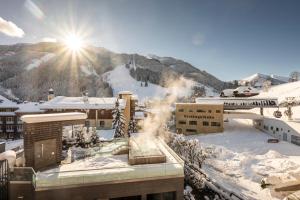 萨尔巴赫肯德勒酒店的雪地中滑雪胜地的景色