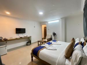 莫尔吉姆Nagas Hotel Satyavati Morjim的酒店客房,配有床和电视