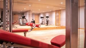 蒂涅Hôtel Le Diamond Rock的一间健身房,室内配有红色设备