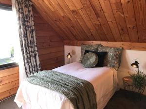 下哈特Comfort and Style in this Petone Townhouse的一间卧室设有一张木天花板床。