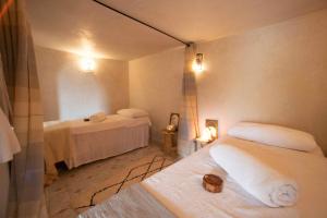 阿加迪尔阿特拉斯古堡生态旅馆的一间客房内配有两张床的房间