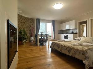 蒙塔尔奇诺Podere Belsogno-Miniappartamento Roseto的一间卧室配有一张床、一间厨房和一张桌子