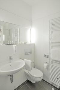 魏玛Hotel Alt-Weimar的白色的浴室设有卫生间和水槽。