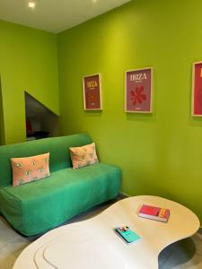 Appartement Ibiz’Arles客房内的一张或多张床位