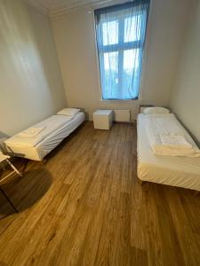 奥斯陆Center Apartments Group的客房设有两张床和窗户。