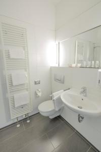 魏玛Hotel Alt-Weimar的白色的浴室设有卫生间和水槽。