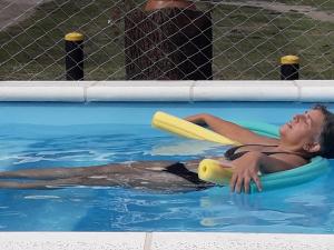 吉亚迪诺镇Complejo Quimpe的女运动员在游泳池里用飞盘