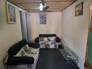 BrufutBrufut Residence的带沙发和吊扇的小客厅
