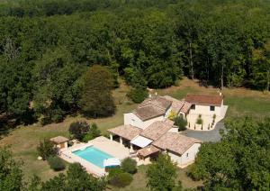 Beaumont-du-PérigordVilla "Duxcaar"的享有带游泳池的房屋的空中景致