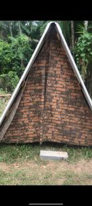 乌巴图巴Camping Toninhas的草上有三角形屋顶的建筑