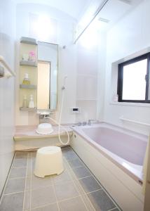 Takagiたび宿SeKKoku的带浴缸、卫生间和盥洗盆的浴室
