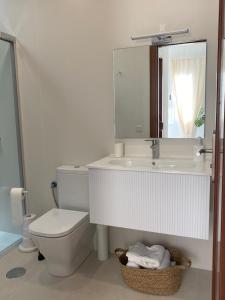 瓜蒂萨Casa Ma的一间带卫生间、水槽和镜子的浴室