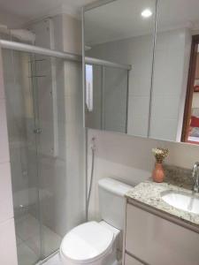 巴西利亚Apartamento Aconchegante的带淋浴、卫生间和盥洗盆的浴室