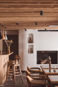 拉姆吉La Voie Lactée的餐厅设有木桌、椅子和壁炉