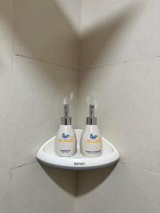 大叻DALAT STREAM HOTEL-Khách sạn đẹp Đà Lạt的浴室架子上放置了两只电动牙刷