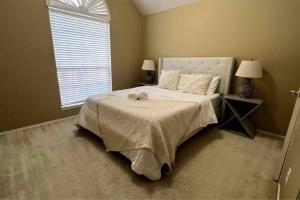 弗赖拉辛Amazing Location Home w/ Bathtub的一间卧室配有一张带白色床罩的床和窗户。