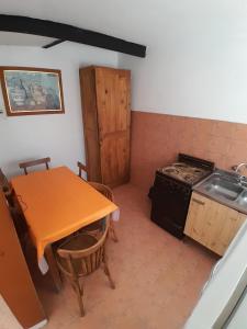 维拉卡洛斯帕兹Meraki Classic的一间带桌子和炉灶的小厨房