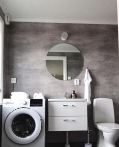 VallstaÅsbergbo Vandrarhem的一间带洗衣机和镜子的浴室