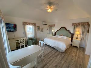 汉密尔顿艾格山庄园旅馆的一间卧室配有一张床、一张桌子和一张沙发