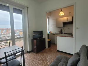 卡萨莱蒙费拉托Tra Milano, Torino e Genova的带沙发的客厅和厨房