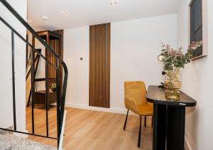 科隆S331 - Luxurious two bedroom duplex apartment in cologne的一间设有桌子和椅子的房间以及楼梯