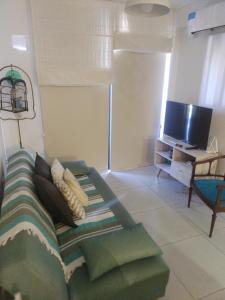 罗萨里奥departamento céntrico relax的带沙发和电视的客厅