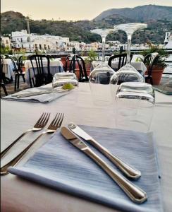 利帕里"Sweet Life" Casa Vacanze的一张桌子,桌子上摆放着餐具,享有美景