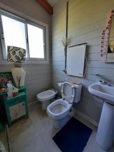蒂格雷Itaca delta cabañas的一间带卫生间和水槽的浴室