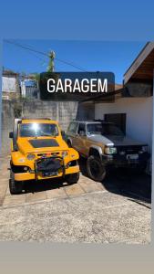 坎波斯杜若尔当Cantinho do sossego的停放在车库前的两辆卡车