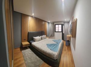丹吉尔ABM house的一间卧室配有一张床和一张沙发